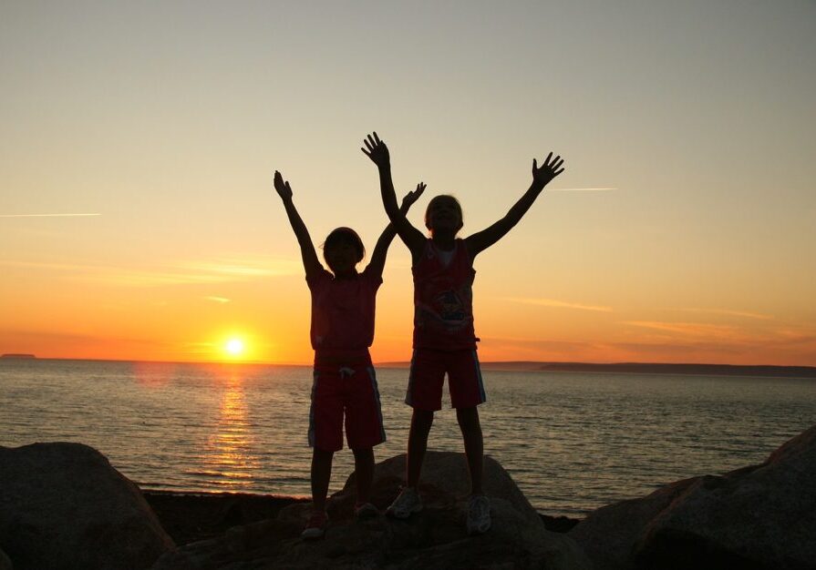 kids at sunset pic